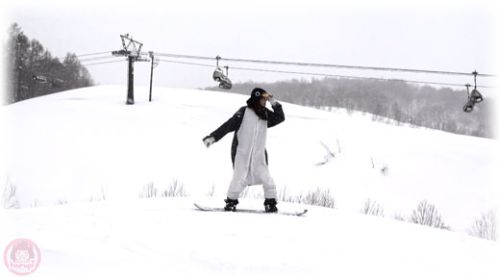 Snowboard Pengin acting to jump