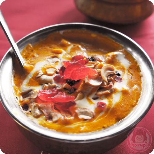 Creamy curry for naan at Maharajah restaurant, Boat Quay