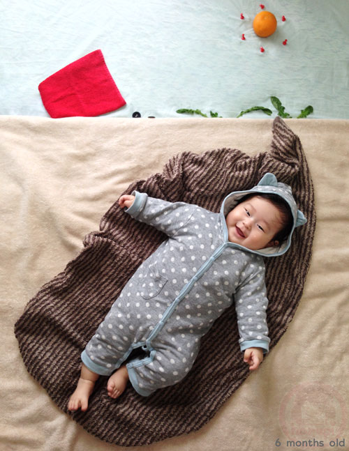 Baby sleeping-art - hibernating baby waking up happy (寝相アート - 冬眠から目覚め、ハッピー！)