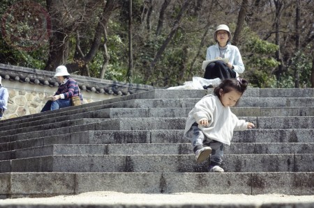 Little-big-boss playing at the stairs, Mitsuike Koen 三っ池公園