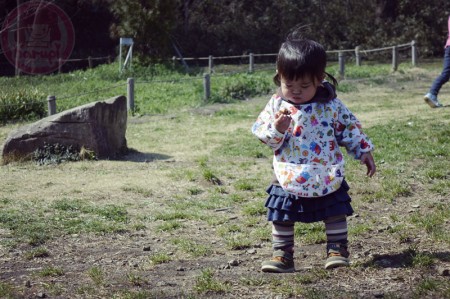 Kocchan walk away holding her lunch