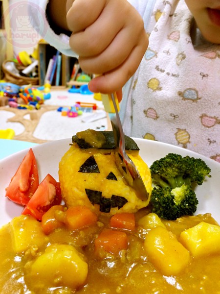 Halloween curry rice - making Jack O' Lantern more scary..