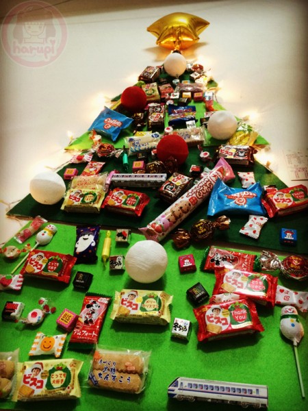 The candies and cookies on the Christmas tree