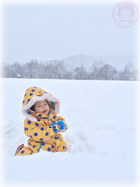 Little-big-boss enjoy playing in the snow