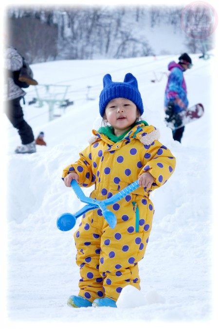 Little-big-boss playing snow