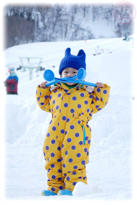 Little-big-boss playing snow