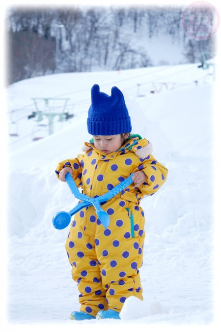 Little-big-boss playing snow