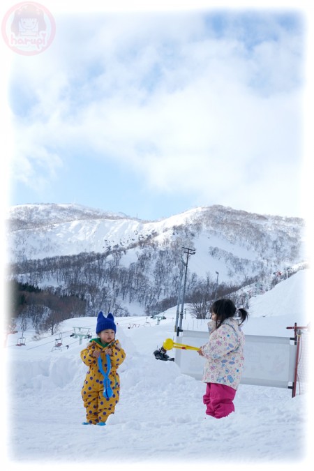 Little-big-boss and Yuki-chan playing snow in a very wonderful snow mountain