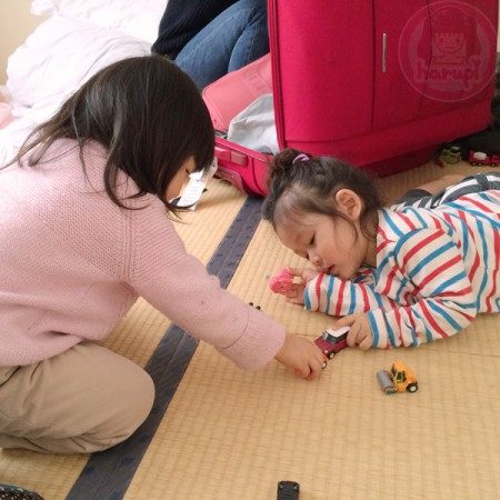 Little-big-boss and Yuki-chan playing toy cars