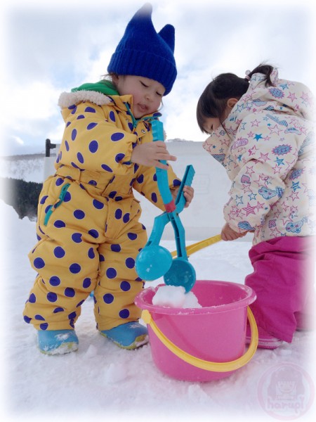 Little-big-boss and Yuki-chan playing snow