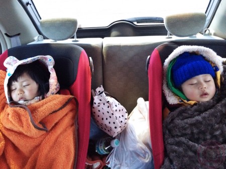 Little-big-boss and Yuki-chan sleeping in the car