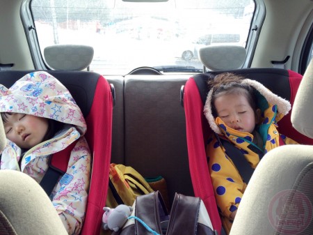 Little-big-boss and Yuki-chan sleeping in the car