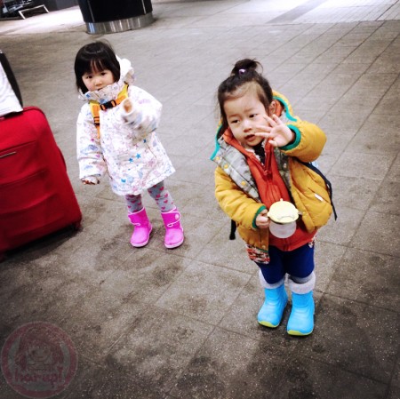 Little-big-boss and Yuki-chan bye bye to their bus