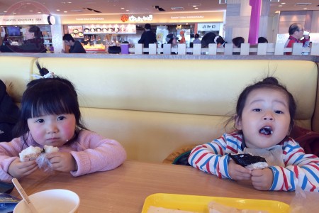 Little-big-boss and Yuki-chan eating onigiri