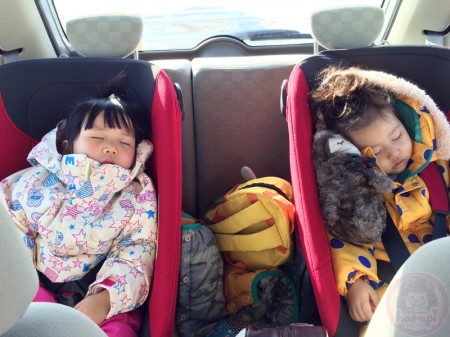 Little-big-boss and Yuki-chan sleeping in the car