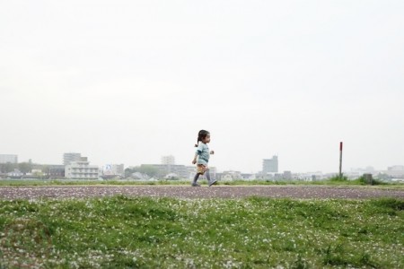 Walking alongside the bank of Tamagawa River