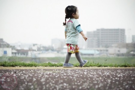 Walking alongside the bank of Tamagawa River