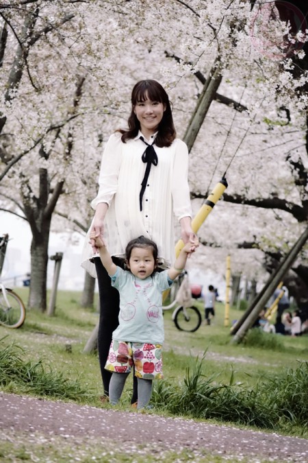 Mommy and Little-big-boss snapshot - the normal standing and holding hand pose