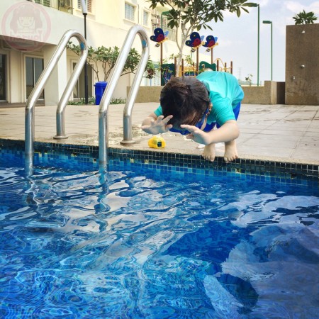 Swimmer jump to the pool