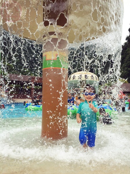 Little-big-boss under the enormous pouring mushroom