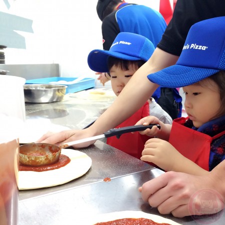 Putting the sauce thoroughly on the dough.