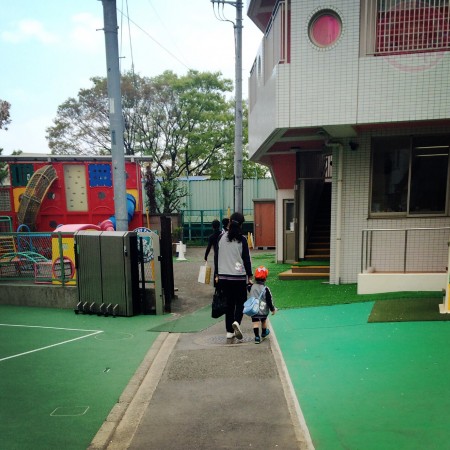 Going in to Kindy on the first day with a teacher ☆