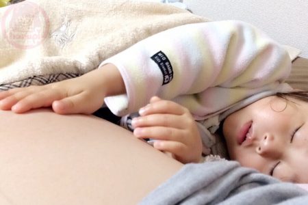 Little-big-boss Uto touching baby bump to sleep ♥