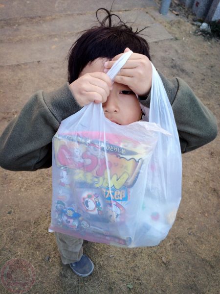 The snacks mommy caught from the 'throw and catch' event