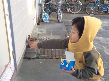 Throwing beans in front of our house 節分、お家の前で豆まき！